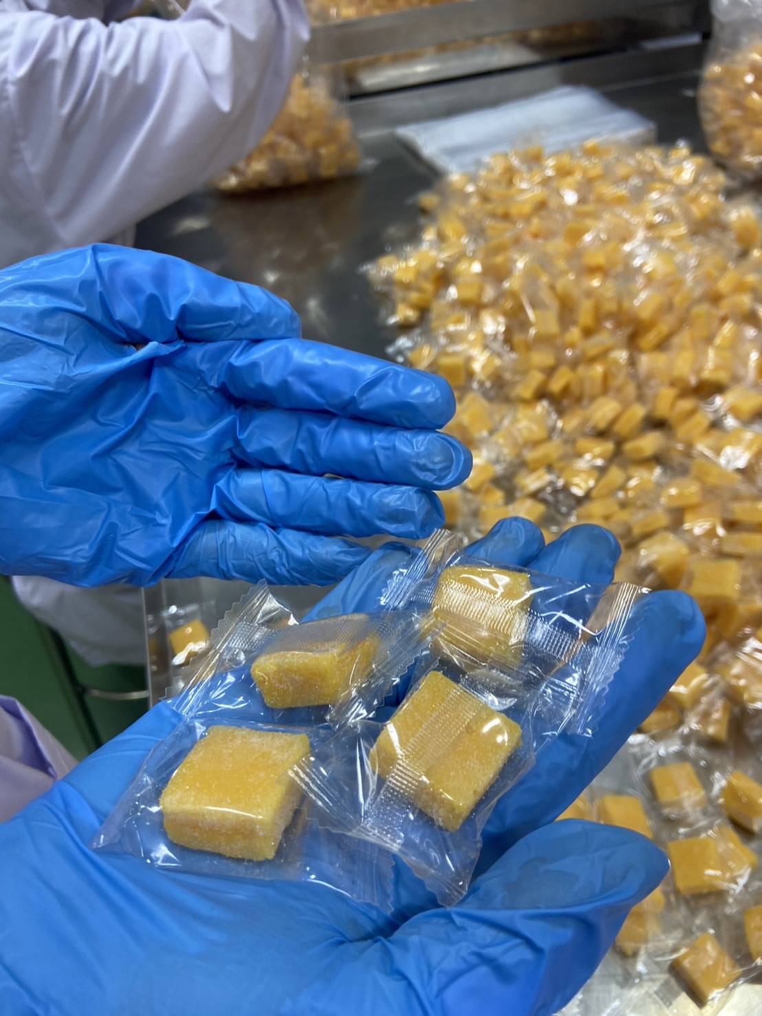 Manual sorting inspection for fruit gummies
